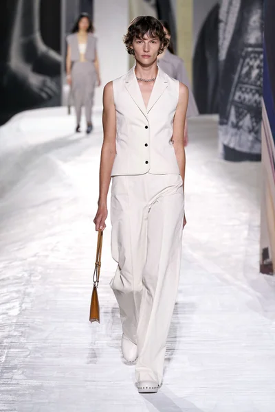 Look 24